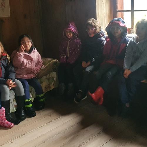 Die Kinder in einer alten Bauernstube