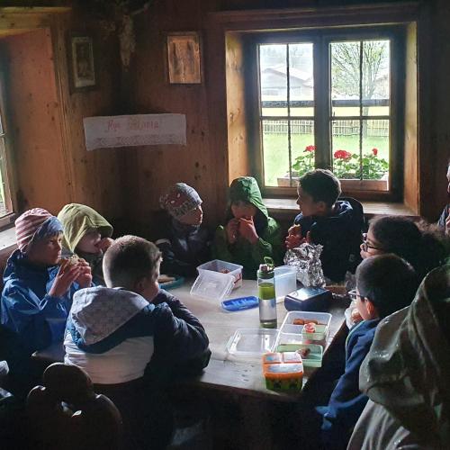 Bei der Jause im alten Bauernhaus