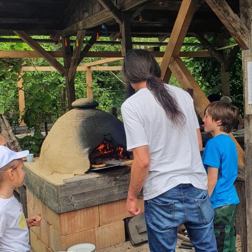 Nun kommt die Pizza in den Pizzaofen!