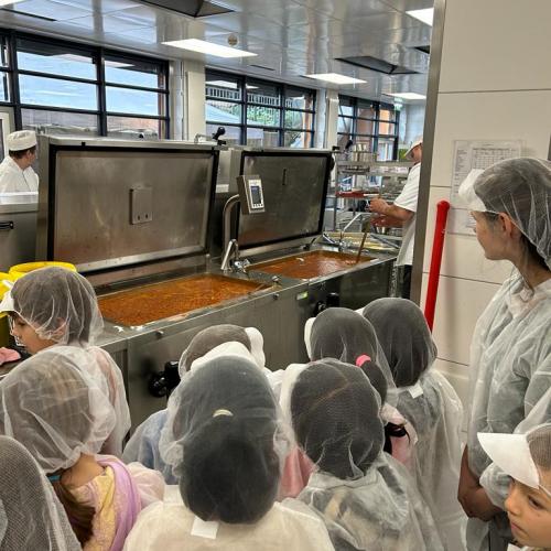 Das Essen wird in großen Mengen zubereitet.