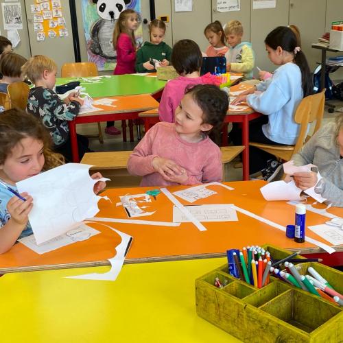 Eine gemeinsame Aktivität in der Klasse der Partnerkinder