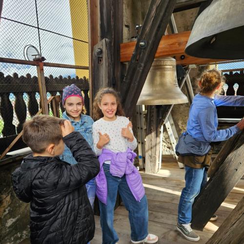Die Stelline erkunden den Glockenturm der Wiltener Basilika.