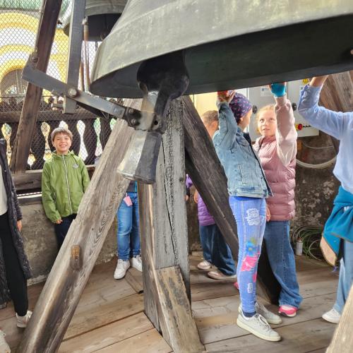 Die Stelline erkunden den Glockenturm der Wiltener Basilika.