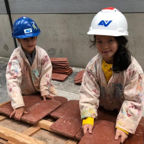 Die Kinder erkunden handwerkliche Berufe