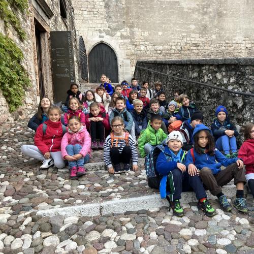 Die Kinder erkunden die Stadt Trient