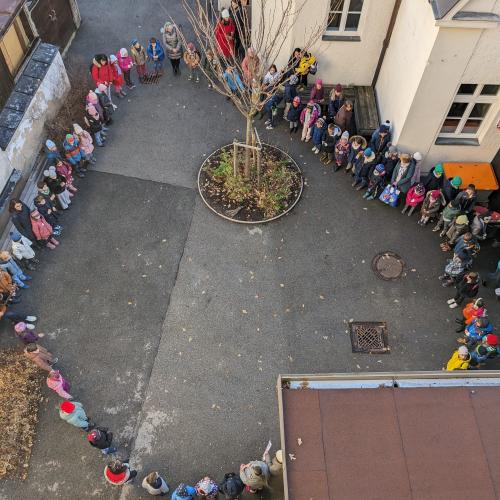 Die Partnerkinder werden mit einem Lied begrüßt.