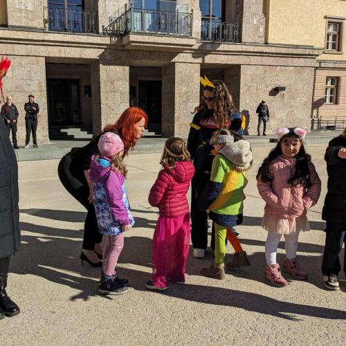 Während des Umzugs durch die Stadt nahm sich Frau Hagele die Zeit, die Kostüme der Kinder zu bewundern.