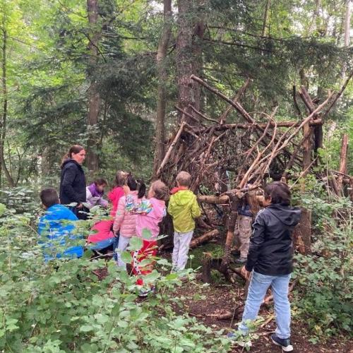 Bambini giocano in bosco alla Waldschule 