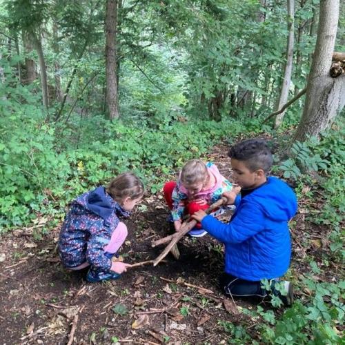 Bambini giocano nel bosco alla Waldschule 