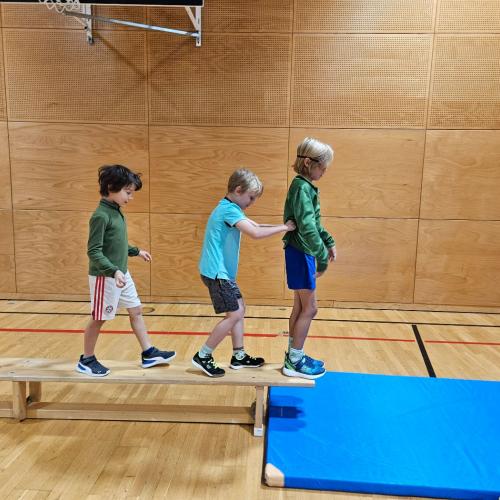 Kinder beim Parcour 