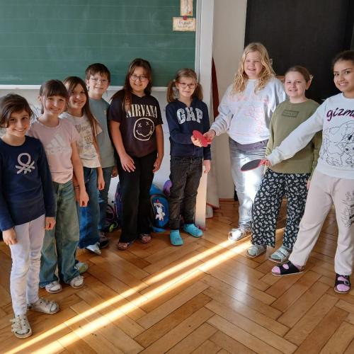 Die Kinder der Api Klasse haben ihre Tischtennisschläger wieder 
