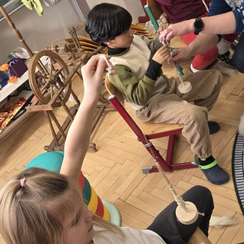 Die Conigli spinnen Wolle 