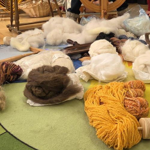 Die Conigli spinnen Wolle 