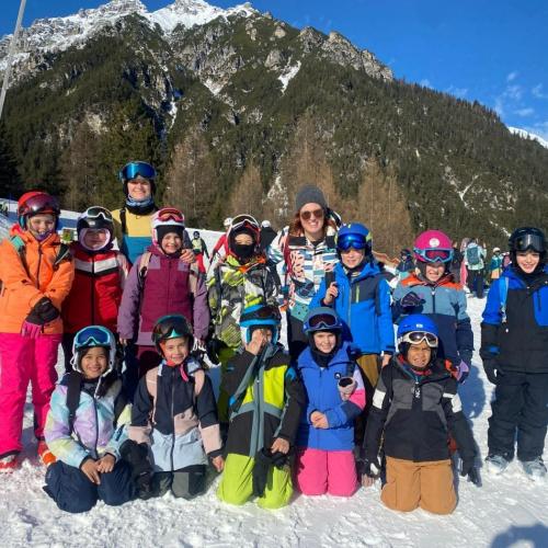 Kinder beim skifahren 