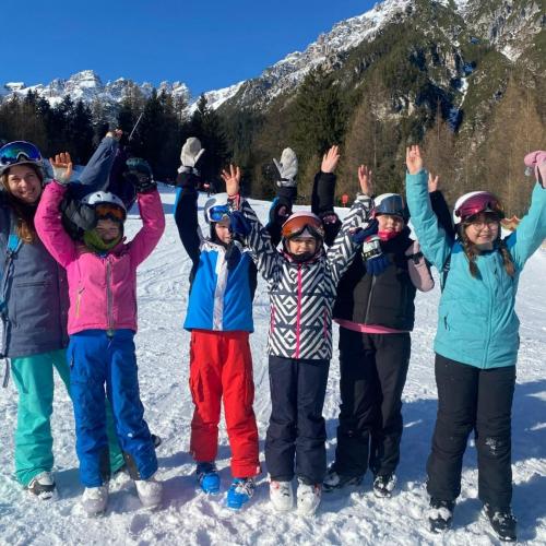 Kinder beim skifahren