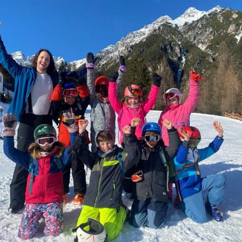 Kinder beim skifahren