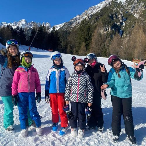 Kinder beim skifahren 