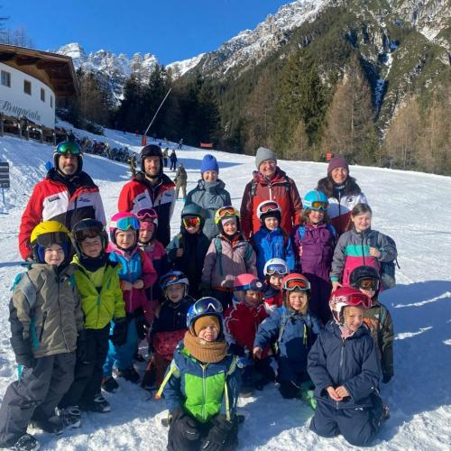 Kinder beim skifahren