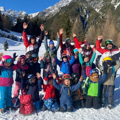 Kinder beim skifahren