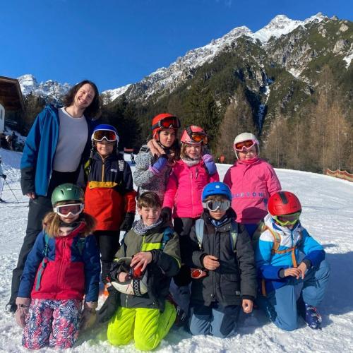 Kinder beim skifahren