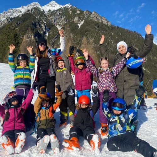 Kinder beim skifahren