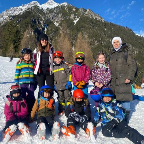 Kinder beim skifahren