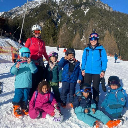 Kinder beim skifahren
