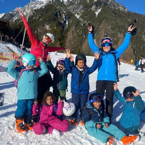 Kinder beim skifahren