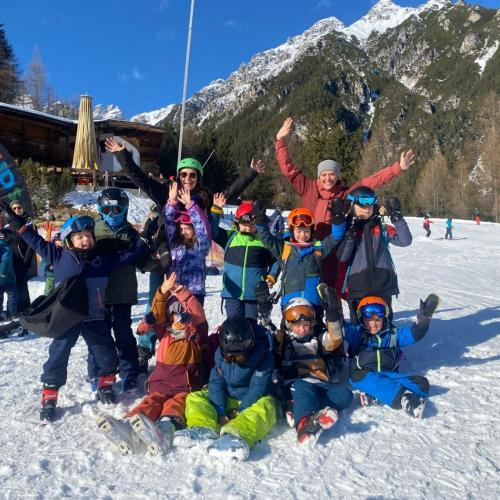 Kinder beim skifahren