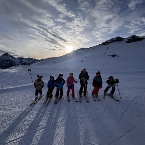 Kinder beim skifahren