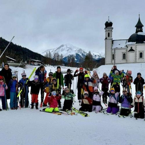 Kinder beim langlaufen