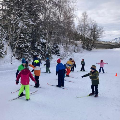 Kinder beim langlaufen