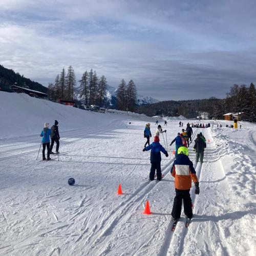 Kinder beim langlaufen