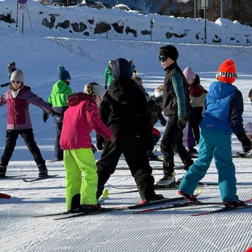 Kinder beim langlaufen