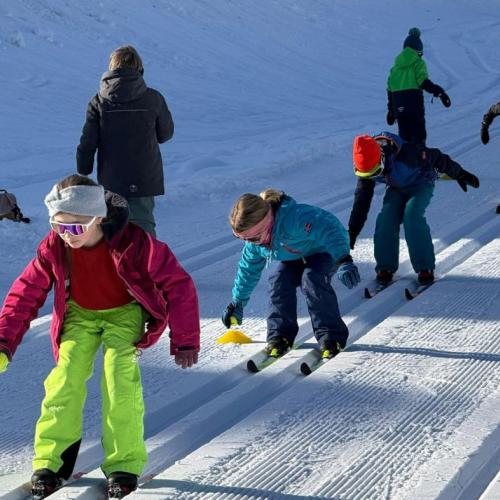Kinder beim langlaufen