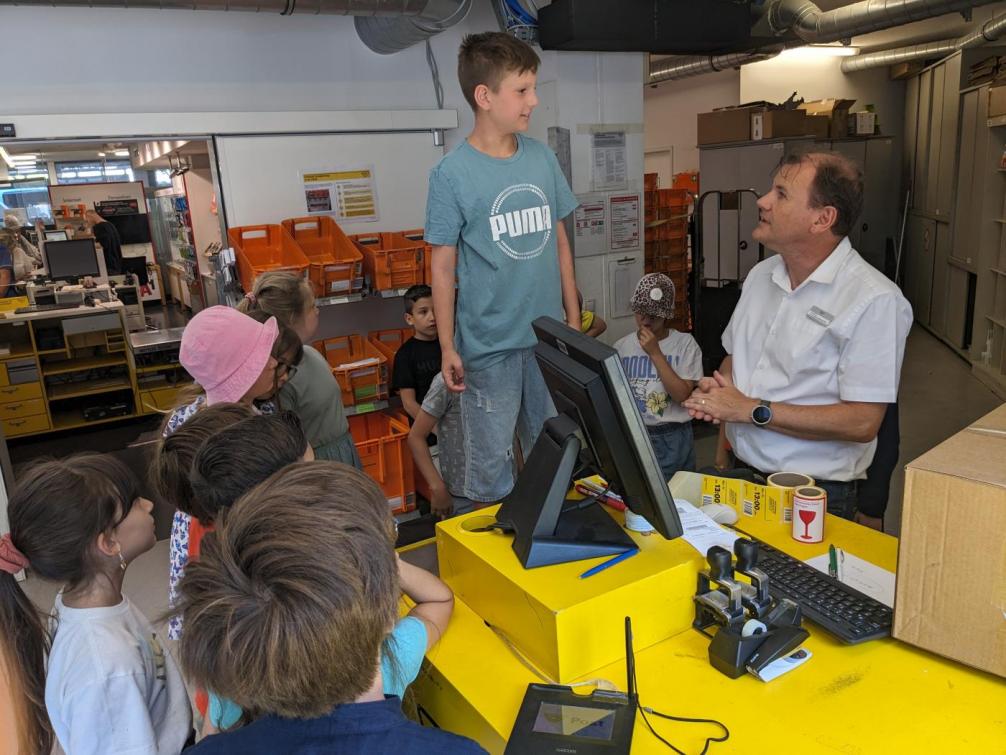 Ein Schüler auf der Paketwaage