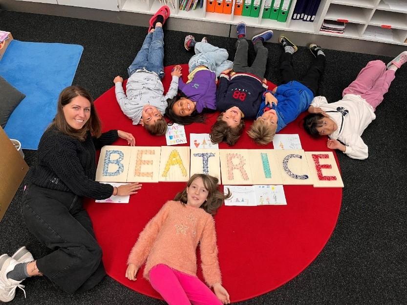 Die Kinder der Gattini Klasse mit ihrer Lehrerin Beatrice 