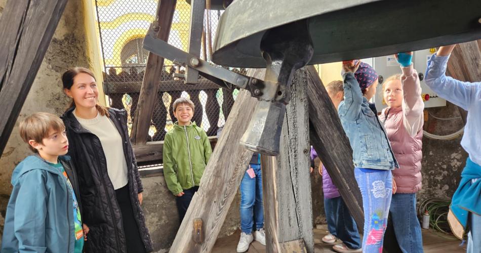Die Stelline erkunden den Glockenturm der Wiltener Basilika.