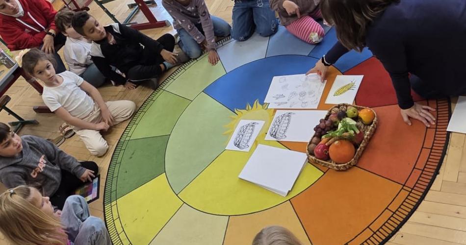 Die Conigli Klasse sitzt im Sitzkreis und lernt mit allen Sinnen 