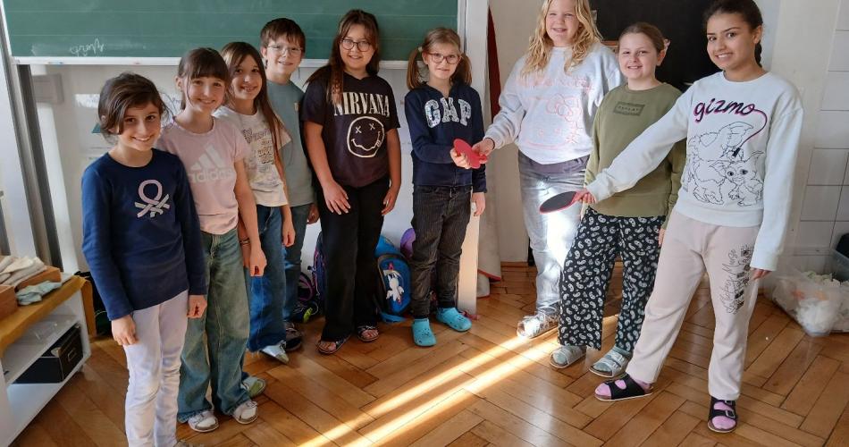 Die Kinder der Api Klasse haben ihre Tischtennisschläger wieder