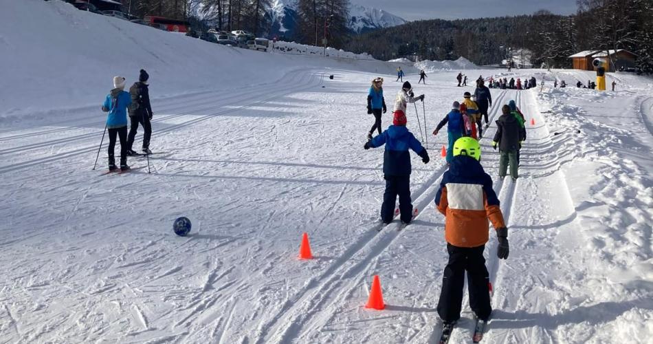 Kinder beim langlaufen