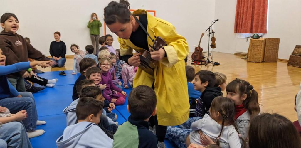 Die Schauspielerin auf der Suche nach den Tieren im Wald Bilinguales Theater