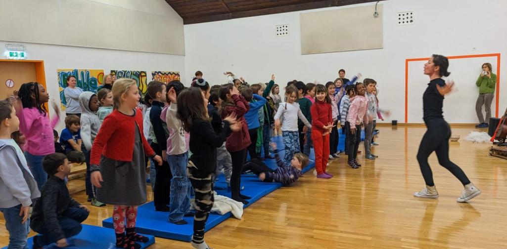 Die Kinder tanzen begeistert mit Bilinguales Theater