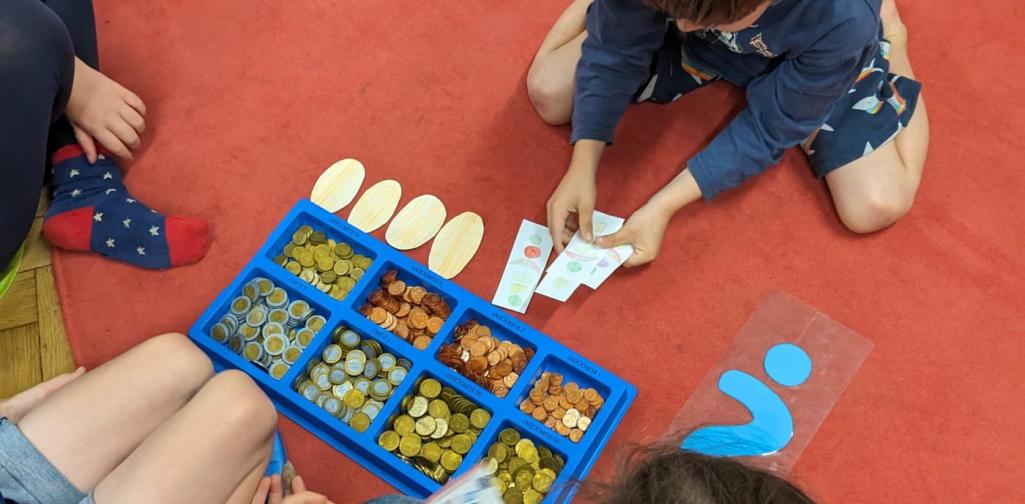 Die Kinder üben das Kaufen der Jause Die Kinder üben das Kaufen der Jause