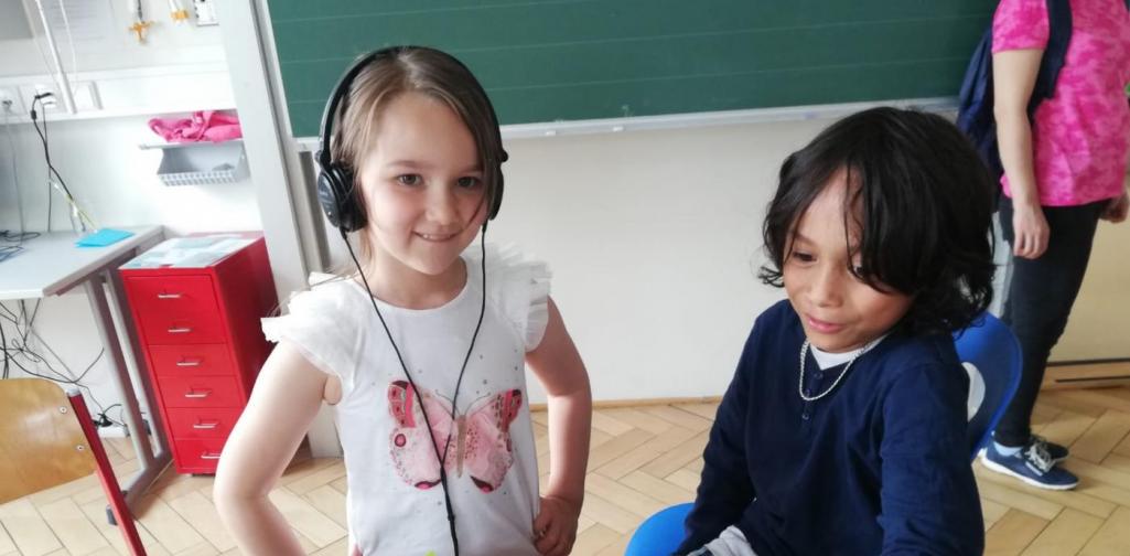 Die Kinder präsentieren ihre Videos.  Die Kinder präsentieren ihre Videos.