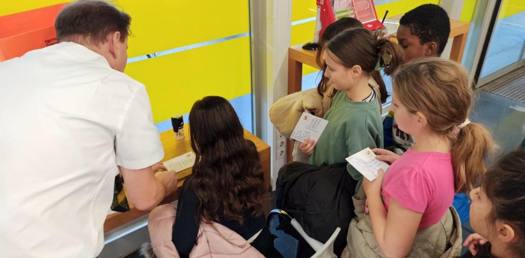 Beim Stempeln der Postkarte Beim Stempeln der Postkarte