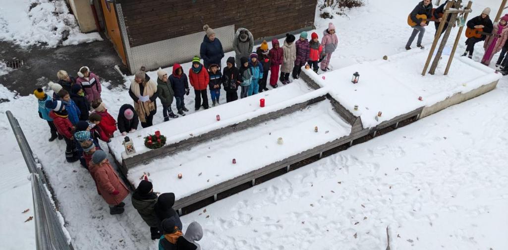 Adventsingen im Schulhof