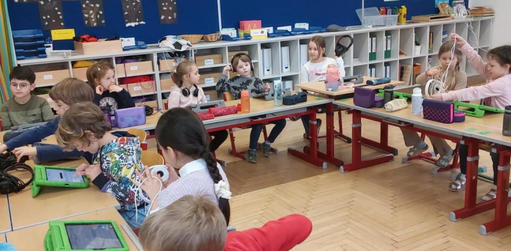 Konzentriert beim Knobeln.  Konzentriert beim Knobeln.